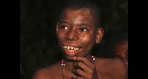 Egy afrikai törzs, akik reszelt foggal élnek